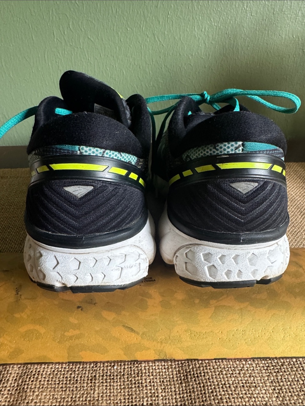 Brooks Ghost 11 Women’s Running Shoes NYC 26.2 Vibrant Comic Pop Design Size 9 - Picture 5 of 11